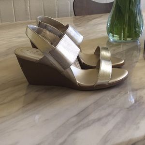 Women’s Bandolino Wedges in Gold, size 7.5
